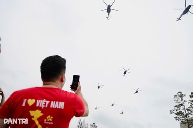 "Cháy" phòng khách sạn ở Hà Nội, khách thuê nhà dân xem hợp luyện diễu binh