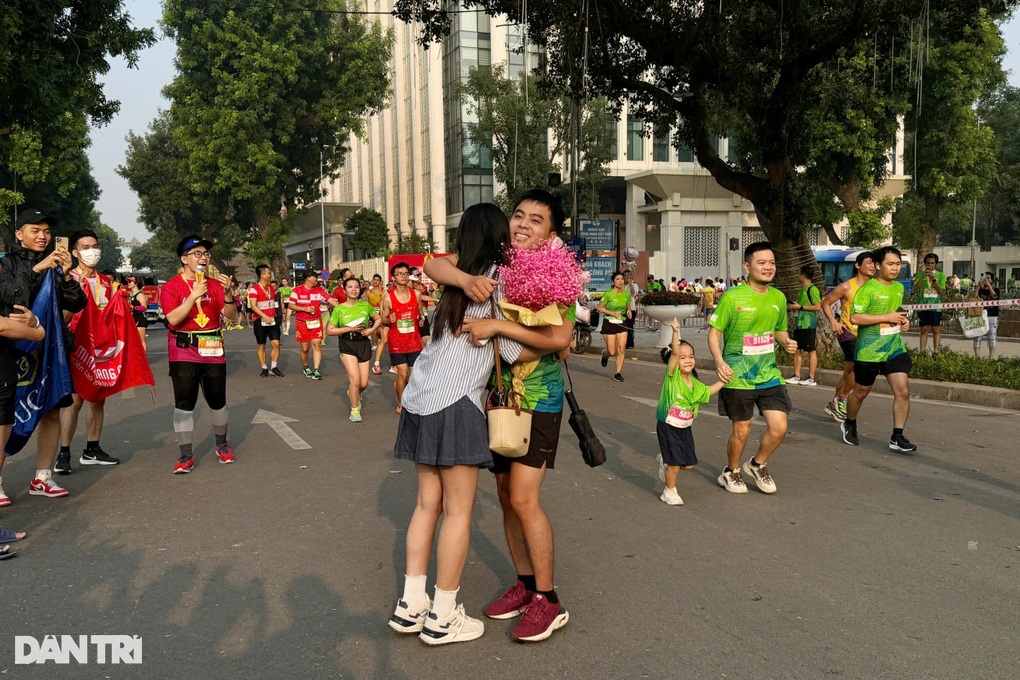 Hà Nội: Cô gái xinh đẹp bật khóc khi bạn trai chạy 21km về cầu hôn - 1 Hà Nội: Cô gái xinh đẹp bật khóc khi bạn trai chạy 21km về cầu hôn - 1