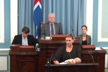 Nữ nghị sĩ Iceland cho con bú ngay trên bục phát biểu