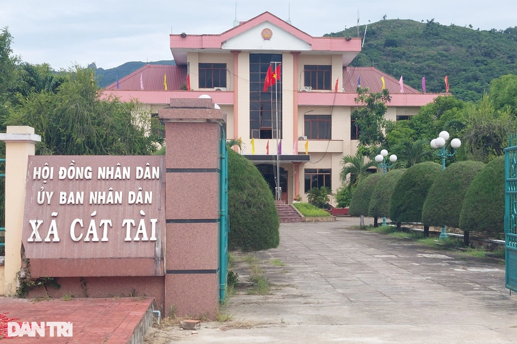 Vụ hủy quyết định trúng tuyển công chức: Xã không buộc bà Thúy hát karaoke - 1 Vụ hủy quyết định trúng tuyển công chức: Xã không buộc bà Thúy hát karaoke - 1