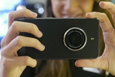 Kodak trình làng smartphone mới với thiết kế giống máy ảnh cổ điển