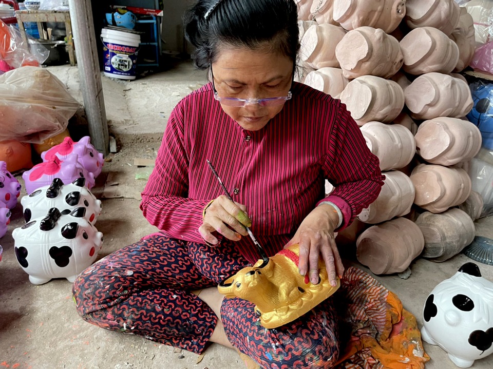 Về làng gốm lớn nhất Bình Dương xem thợ làm trâu vàng đón Tết - 12 Về làng gốm lớn nhất Bình Dương xem thợ làm trâu vàng đón Tết - 12