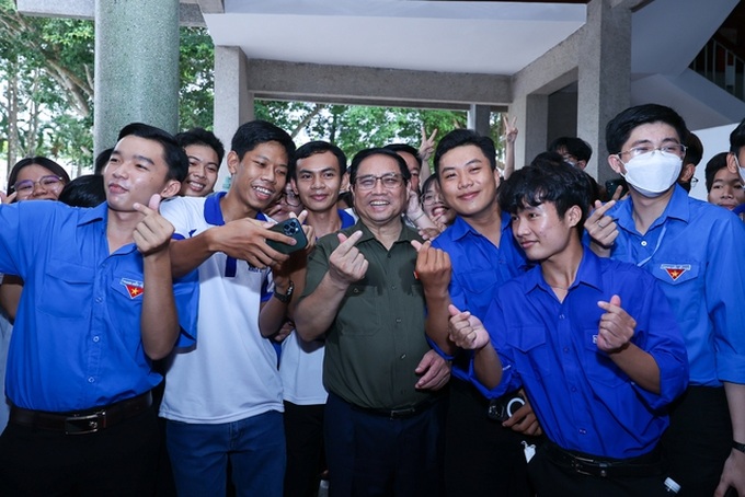 Thủ tướng và các cử tri thanh niên, sinh viên, lao động trẻ