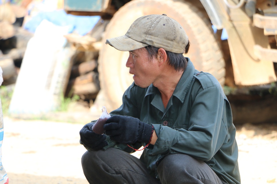 Đắk Nông: Hái “lộc rừng” mùa mưa, bỏ túi nửa triệu đồng mỗi ngày - 6 Đắk Nông: Hái “lộc rừng” mùa mưa, bỏ túi nửa triệu đồng mỗi ngày - 6