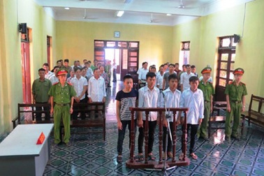 Phiên tòa và tiếng vỗ tay dành cho công luận