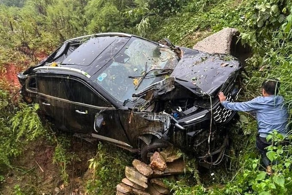 Đất đá sạt lở hất văng ô tô chở 3 người xuống vực sâu 5m - 2 Đất đá sạt lở hất văng ô tô chở 3 người xuống vực sâu 5m - 2