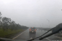 Ô tô con suýt gây ra tai nạn vì phanh gấp rồi đi lùi trên đường cao tốc Hà Nội - Thái Nguyên