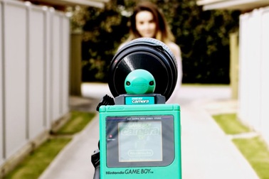 Điều gì sẽ xảy ra nếu gắn lens vào máy Game Boy để chụp ảnh?