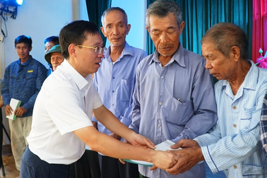 Báo Dân trí tặng quà gia đình chính sách tại Thái Bình