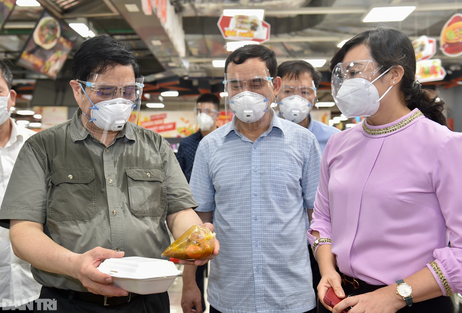 Ngày làm việc khẩn trương của Thủ tướng tại pháo đài chống dịch TPHCM - 12 Ngày làm việc khẩn trương của Thủ tướng tại pháo đài chống dịch TPHCM - 12