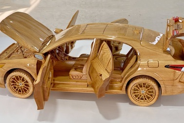 Chiếc Toyota Camry bằng gỗ của thợ Việt tinh xảo đến từng chi tiết nhỏ