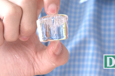 Tại sao bên trong những viên đá lạnh đều có bông tuyết?