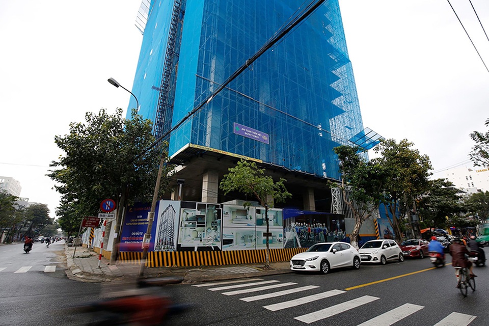 Lồng thang máy công trình bật mở, công nhân rơi từ tầng 8 xuống, tử vong - 1 Lồng thang máy công trình bật mở, công nhân rơi từ tầng 8 xuống, tử vong - 1