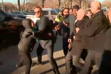 Người biểu tình "vây" xe Phó Thủ tướng Trung Quốc tới Mỹ đàm phán thương mại