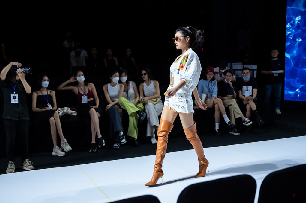 Vũ Thu Phương gây tranh cãi với màn catwalk mổ cò - 3 Vũ Thu Phương gây tranh cãi với màn catwalk mổ cò - 3