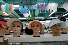 Thời trang chống nắng "nóng lên" ở Trung Quốc khi nhiệt độ tăng cao kỷ lục