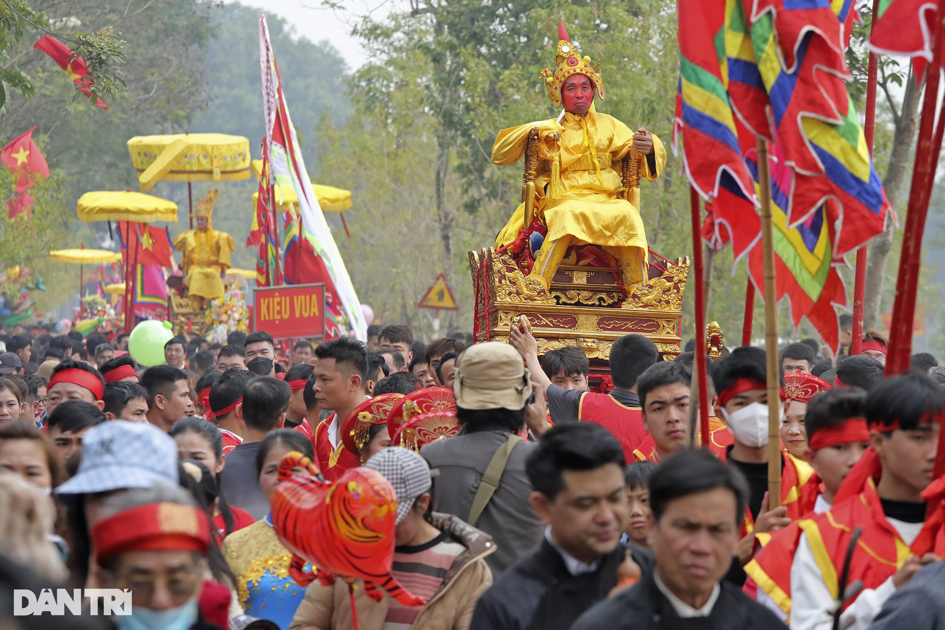 Tái hiện sinh động vua, chúa, quan tứ trụ về bái yết trong lễ hội ở Hà Nội - 1 Tái hiện sinh động vua, chúa, quan tứ trụ về bái yết trong lễ hội ở Hà Nội - 1