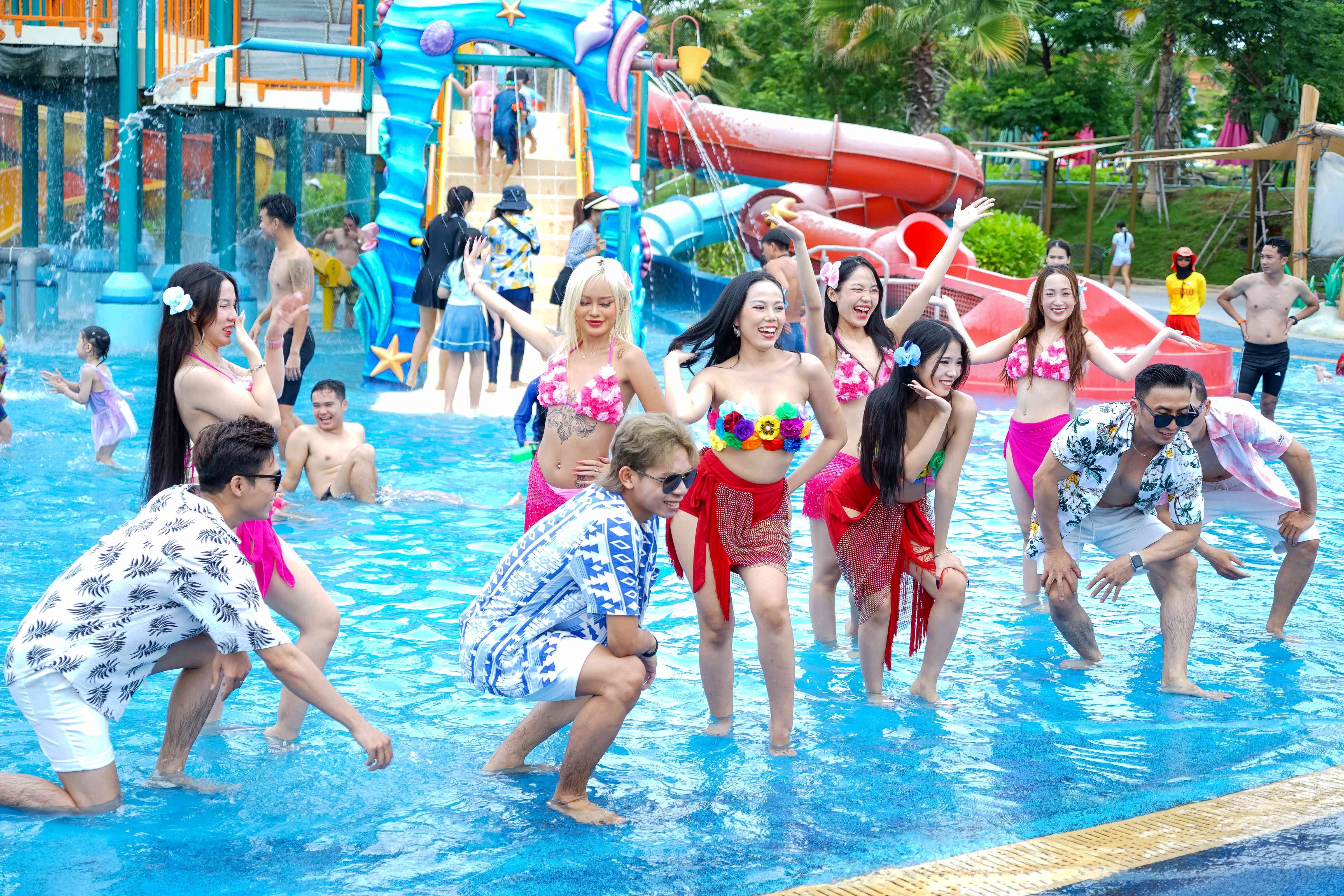 មនុស្សរាប់ម៉ឺននាក់នាំគ្នាទៅ NovaWorld Phan Thiet ដើម្បីលេងហ្គេមទឹក - ៣ Hàng chục nghìn người đổ về NovaWorld Phan Thiet chơi té nước - 3