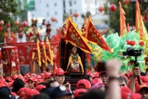 Hàng nghìn người chen chân tại lễ rước kiệu Bà Bình Dương