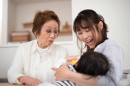 Một tháng sau sinh, tôi bật lại mẹ chồng và nhận cái tát nảy lửa từ chồng
