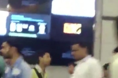 Phim người lớn “hạng nặng” đột nhiên trình chiếu tại trạm tàu điện đông khách