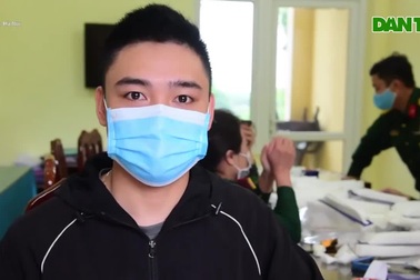 Sĩ quan quân đội hướng dẫn làm mặt nạ phòng chống virus Corona tại nhà