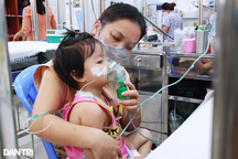 Hàng trăm trẻ bệnh hô hấp nhập viện, phụ huynh bỏ việc nhiều ngày chăm con