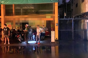 Thanh niên nghi bị điện giật khi đi qua đường ngập nước ở TPHCM