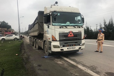 Xử phạt hơn 100 triệu đồng đoàn xe chở quá tải