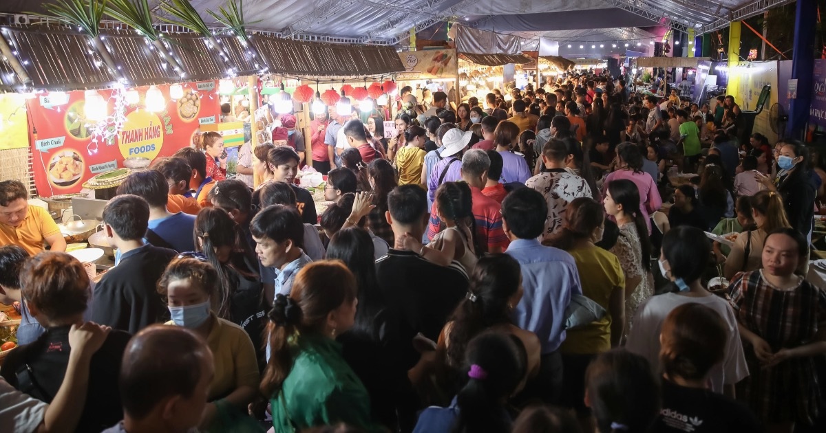 View - Người dân TPHCM chen chật kín tại không gian ẩm thực Lễ hội Sông nước | Báo Dân trí