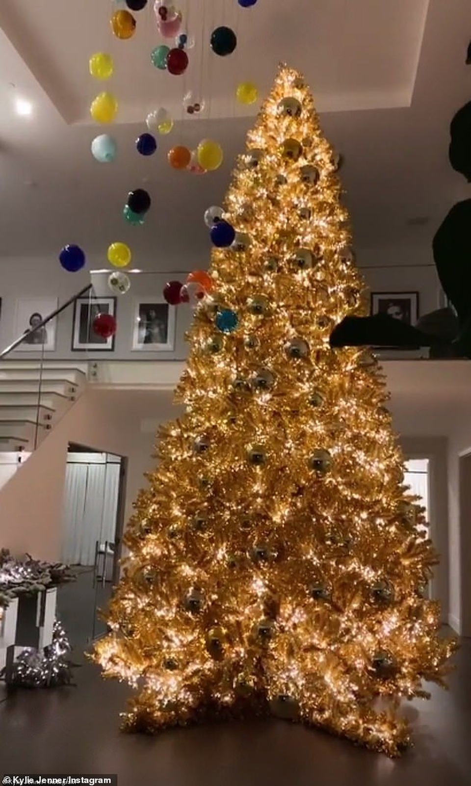 Kylie Jenner khoe ảnh cây thông Noel tại nhà riêng - 8 Kylie Jenner khoe ảnh cây thông Noel tại nhà riêng - 8