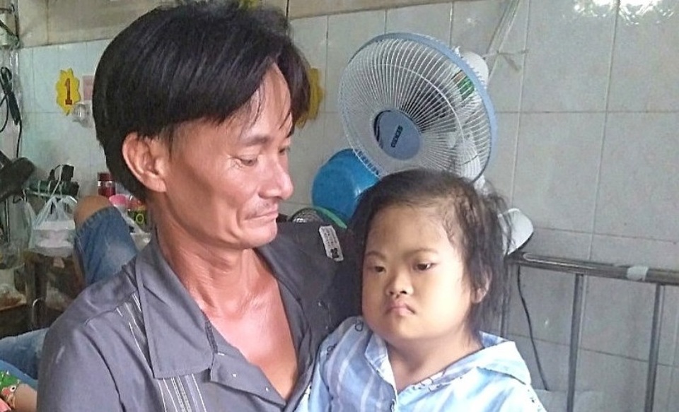 Người cha khắc khổ xin quỳ lạy để cứu con gái chịu thiệt thòi từ nhỏ - 4 Người cha khắc khổ xin quỳ lạy để cứu con gái chịu thiệt thòi từ nhỏ - 4