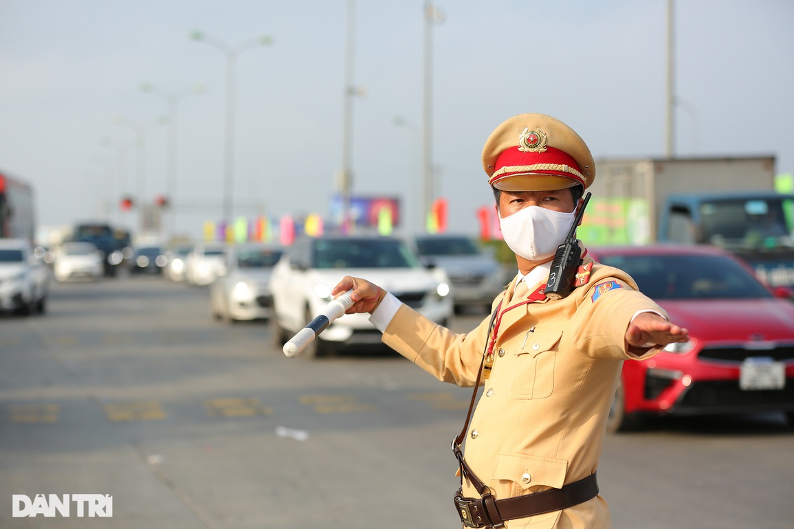 Hàng vạn người rời Hà Nội về quê trong ngày làm việc cuối cùng năm Tân Sửu - 4 Hàng vạn người rời Hà Nội về quê trong ngày làm việc cuối cùng năm Tân Sửu - 4
