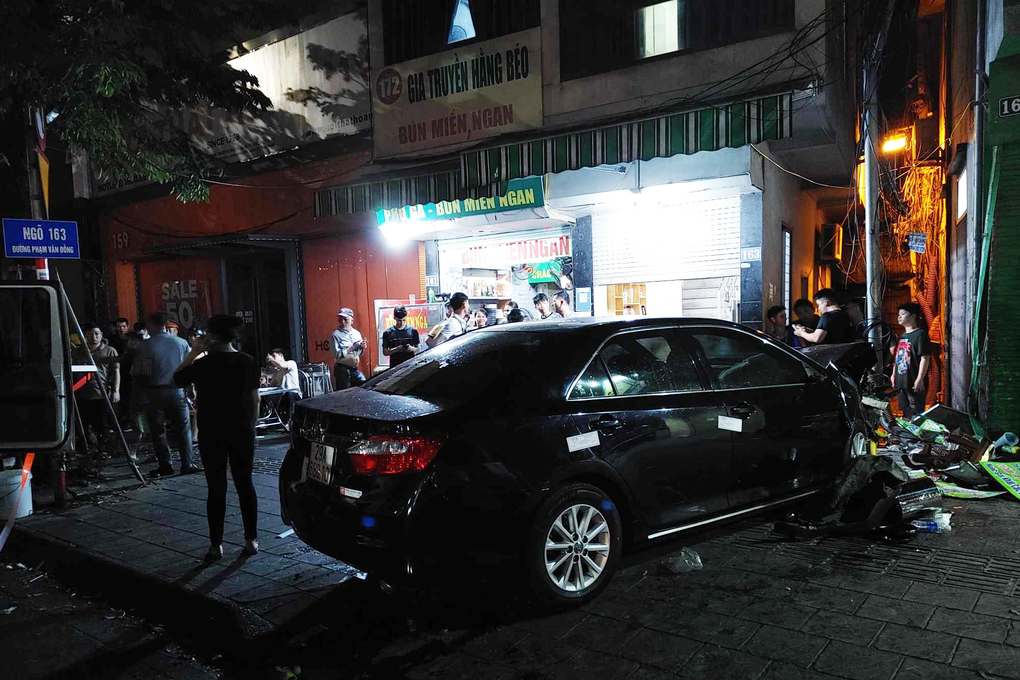 Xe Camry đâm 3 người uống trà đá trên vỉa hè Hà Nội: Một người tử vong - 1 Xe Camry đâm 3 người uống trà đá trên vỉa hè Hà Nội: Một người tử vong - 1