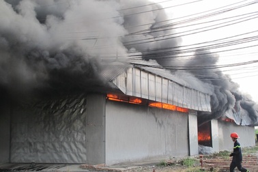 Cháy lớn tại xưởng bông rộng cả ngàn mét vuông