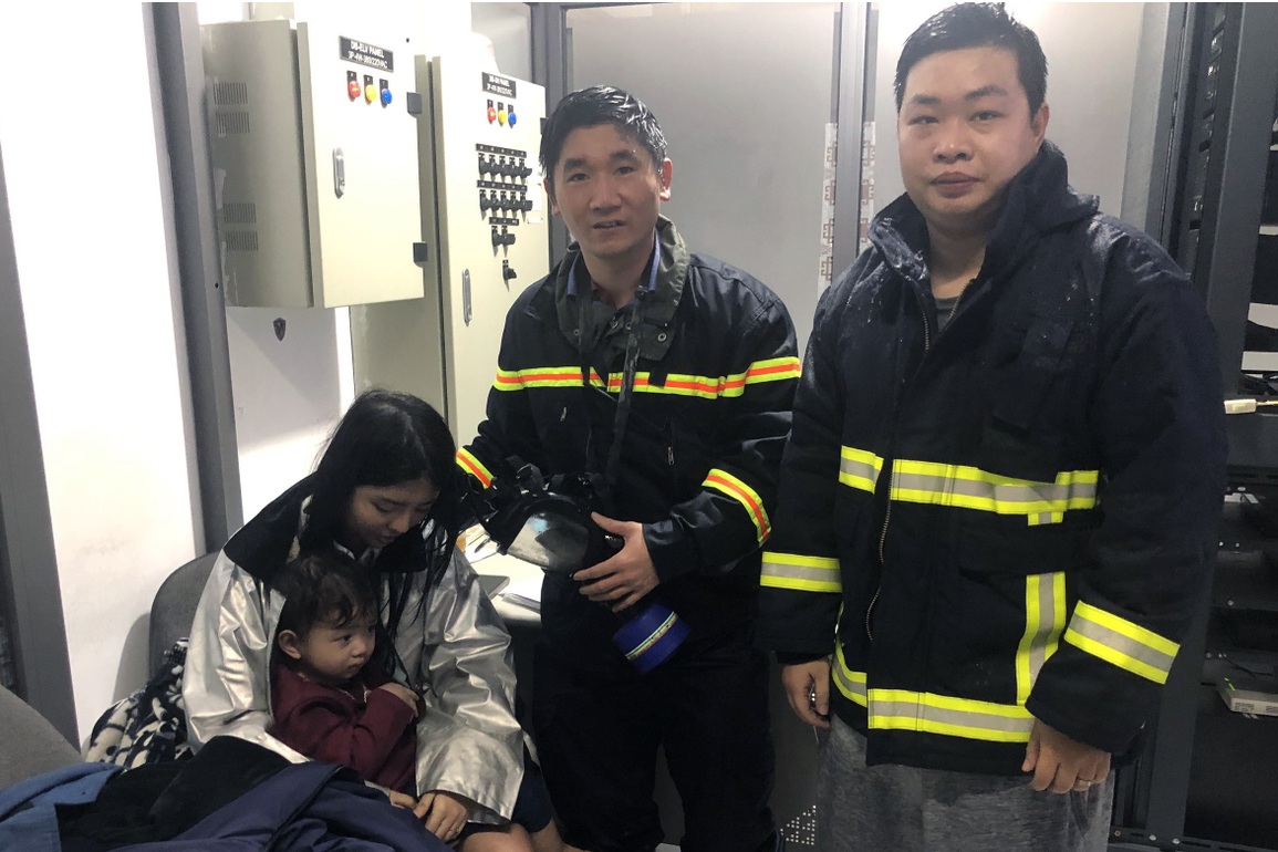 Phá cửa giải cứu gia đình 3 người khỏi đám cháy lúc rạng sáng - 2 Phá cửa giải cứu gia đình 3 người khỏi đám cháy lúc rạng sáng - 2