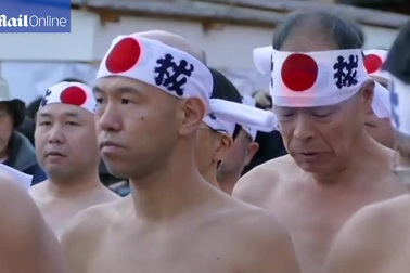 Người Nhật đóng khố "cắn răng" tắm trong nước lạnh