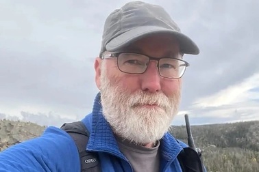 Chủ nhân Giải Nobel Y học 2025 bỏ lỡ tin vui vì tắt điện thoại leo núi