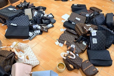 Hai đường dây hàng Chanel, Dior, Gucci, MLB giả bị triệt phá