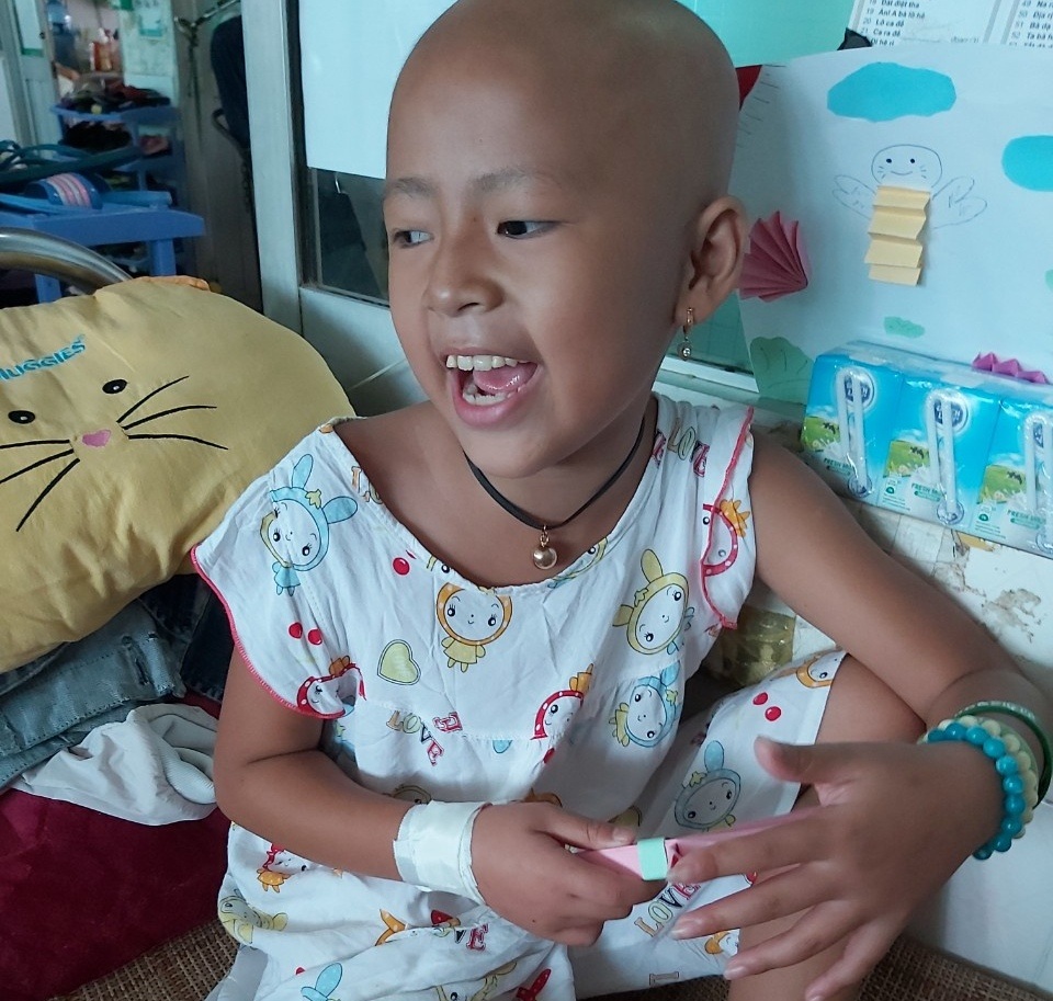 Xót thương bé gái xinh xắn 6 năm trời lấy viện làm nhà vì bệnh hiểm nghèo - 5 Xót thương bé gái xinh xắn 6 năm trời lấy viện làm nhà vì bệnh hiểm nghèo - 5