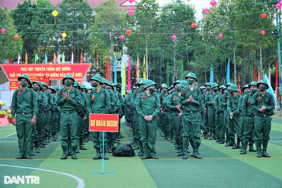 Người thân đội mưa bịn rịn tiễn tân binh lên đường nhập ngũ - 22 Người thân đội mưa bịn rịn tiễn tân binh lên đường nhập ngũ - 22