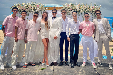 Thủ môn Bùi Tiến Dũng bí mật kết hôn với người mẫu Tây sinh năm 2000