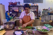 Bán đất của mẹ để khởi nghiệp, hốt bạc nhờ trà sữa từ... tôm nướng