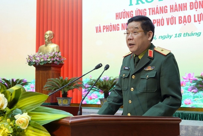 Thiếu tướng Nguyễn Văn Gấu,  Phó Chủ nhiệm Tổng cục Chính trị, Phó Trưởng Ban Vì sự tiến bộ của phụ nữ Bộ Quốc phòng phát biểu tại chương trình.