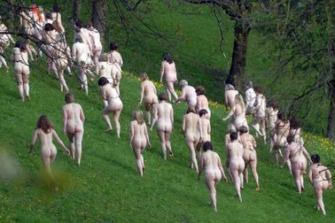 1.000 người khỏa thân tập thể tại Anh