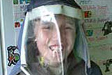 Cậu bé “trốn” nắng