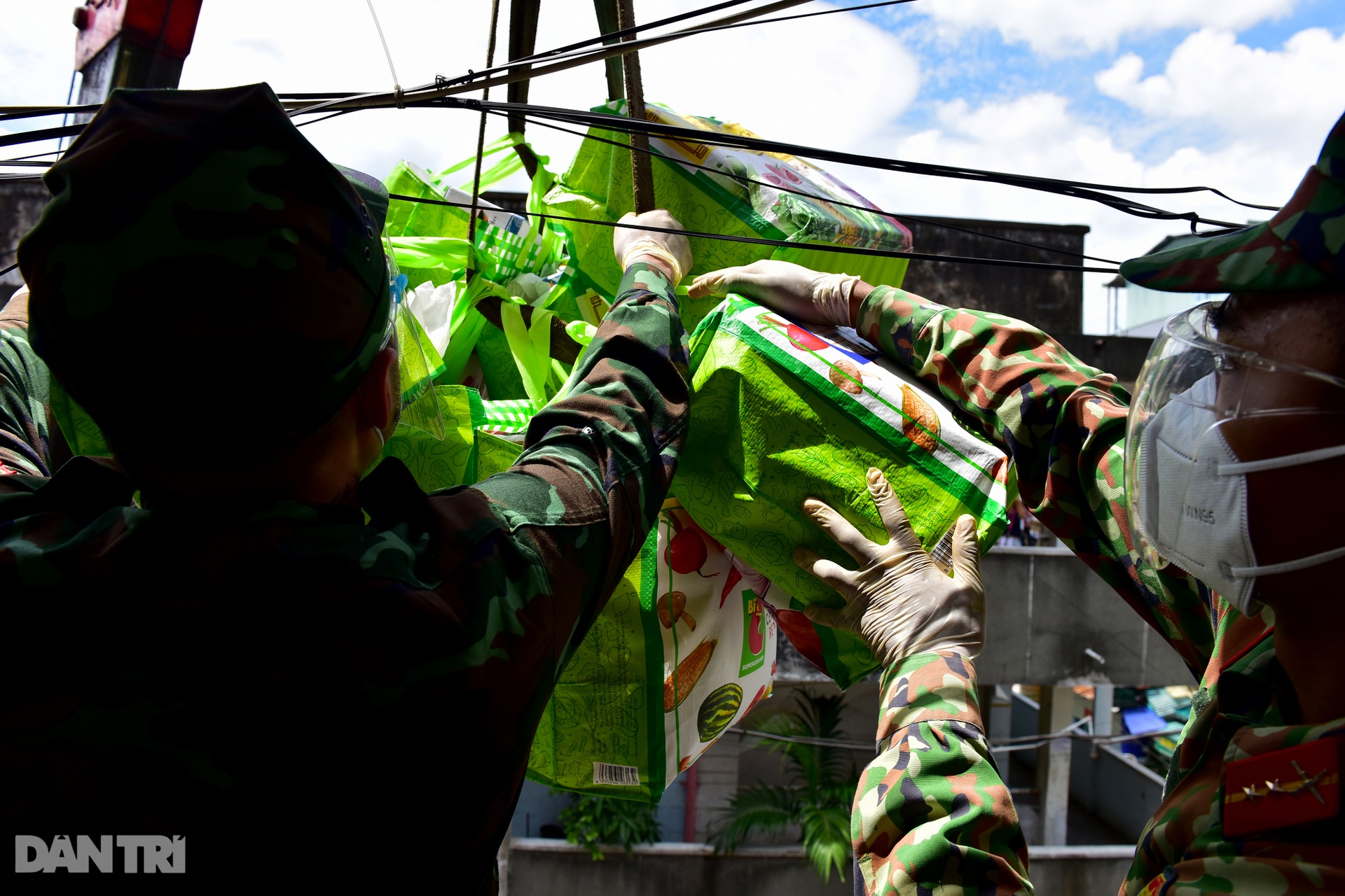 Dùng xe cẩu vận chuyển nhu yếu phẩm tới người dân sống tại chung cư TPHCM - 9