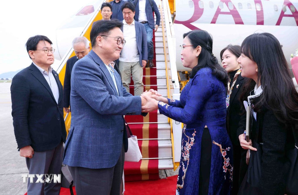 Chủ tịch Quốc hội Hàn Quốc đến Hà Nội, bắt đầu thăm chính thức Việt Nam - 1