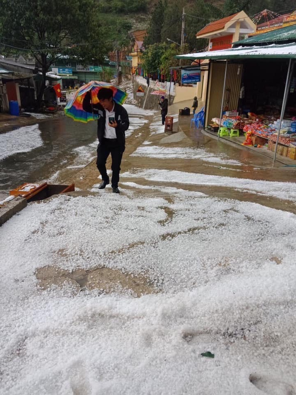 Mưa đá phủ trắng mặt đất vùng cao Cán Cấu - 1