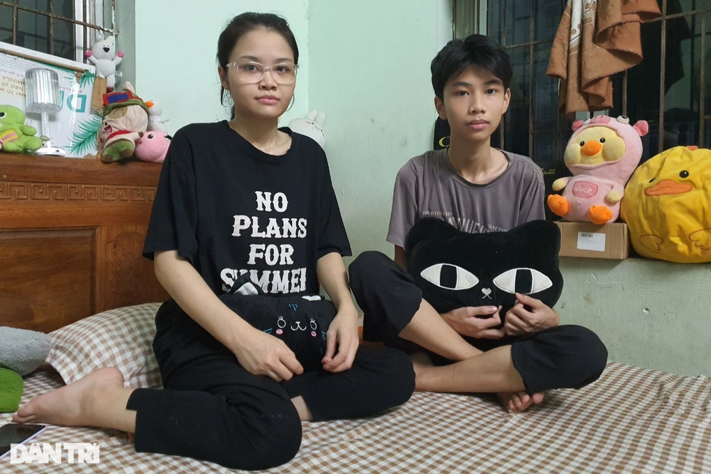 Hai chị em mồ côi cả cha lẫn mẹ bất ngờ được bạn đọc giúp đỡ 57 triệu đồng - 2 Hai chị em mồ côi cả cha lẫn mẹ bất ngờ được bạn đọc giúp đỡ 57 triệu đồng - 2